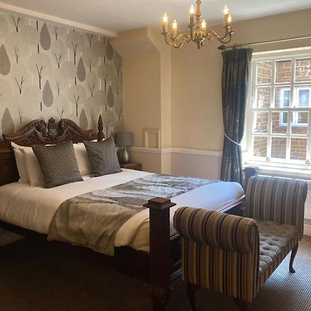 Saracens Head Hotel By Greene King Inns Towcester Kültér fotó