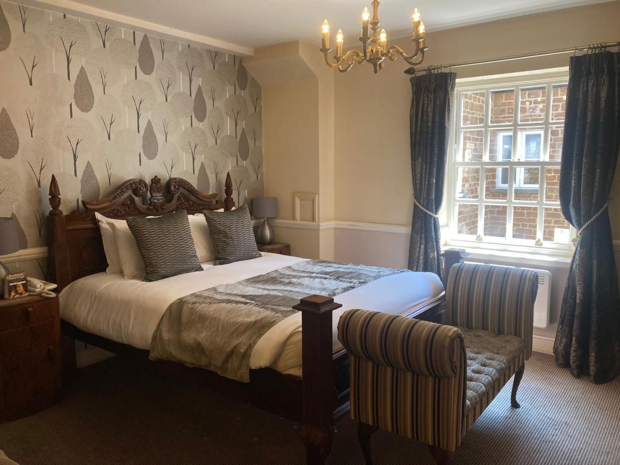 Saracens Head Hotel By Greene King Inns Towcester Kültér fotó